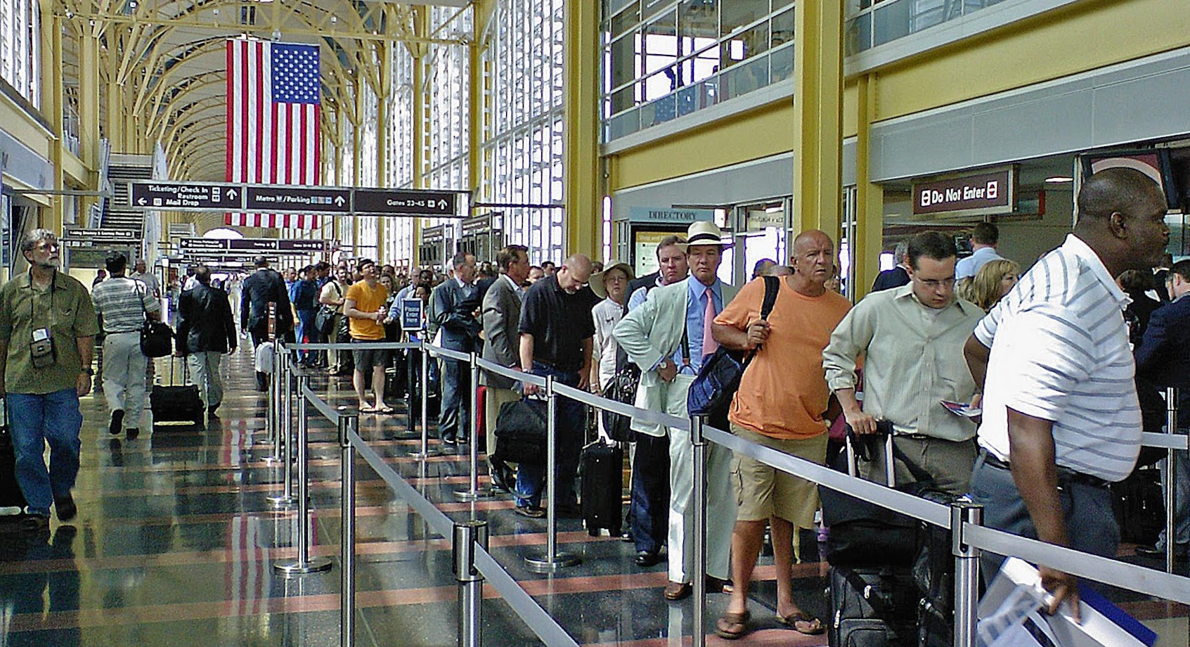 Покажи аэропорт. Airport Screener. Security line in Airport. Аэропорт покажи аэропорт Нук. Найди и покажи. В аэропорту.